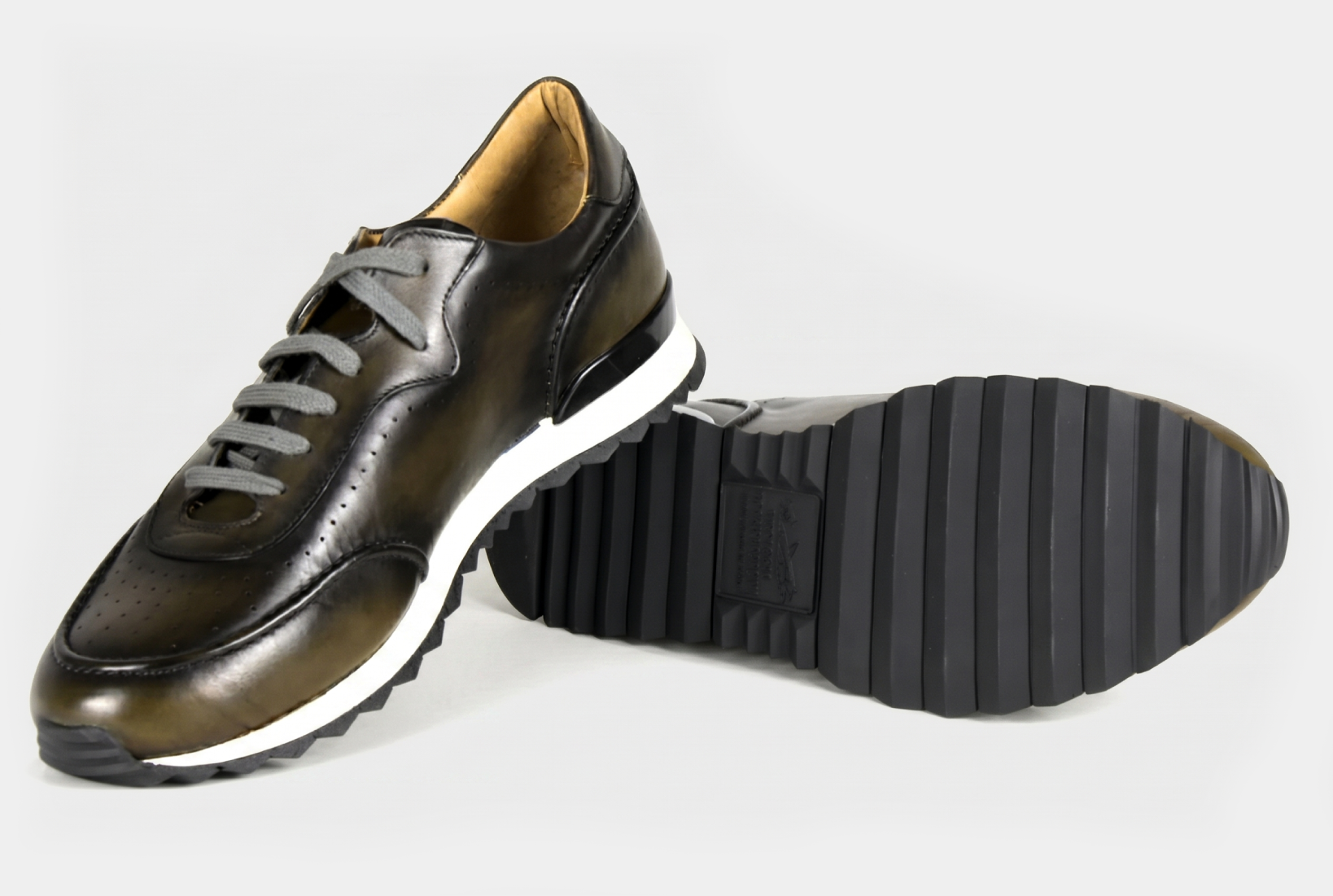 Bondeno bespoke sneakers in ortica side view diagonal 2