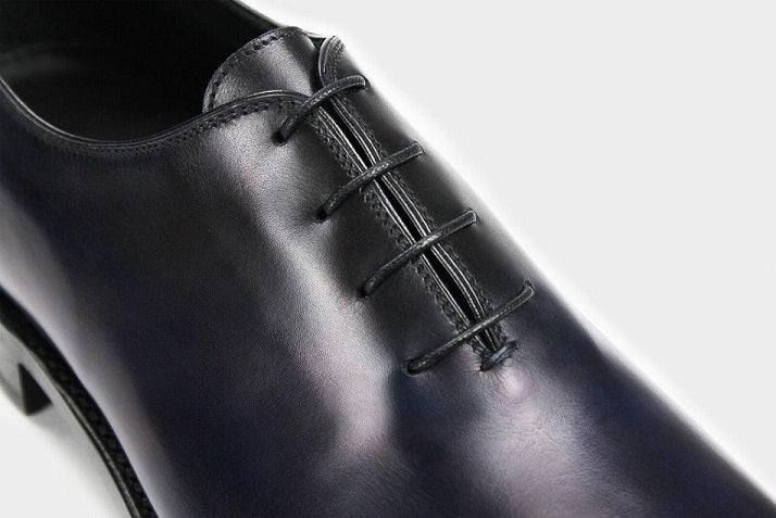 Bondeno Andrea bespoke wholecut Oxford in hand-painted navy blue calfskin, close-up of the lacing
