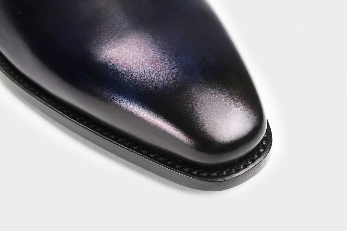 Bondeno Andrea bespoke wholecut Oxford in hand-painted navy blue calfskin, close-up of the toe