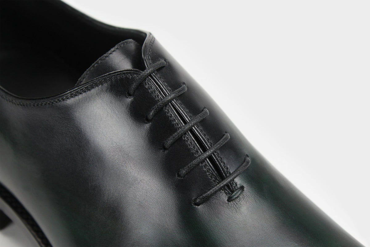Bondeno Bruno bespoke wholecut Oxford in hand-painted pine green calfskin, close-up of the lacing