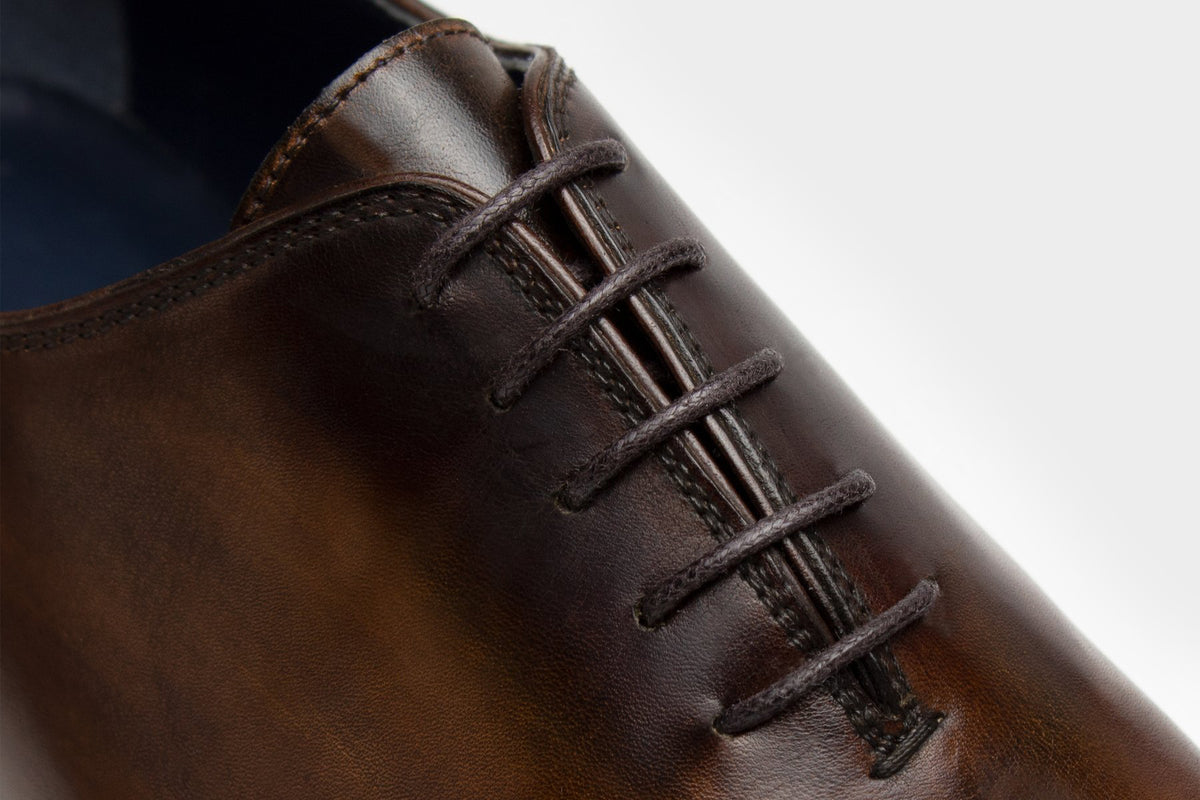 Bondeno Carlo bespoke wholecut Oxford in hand-painted brown calfskin, close-up of the lacing