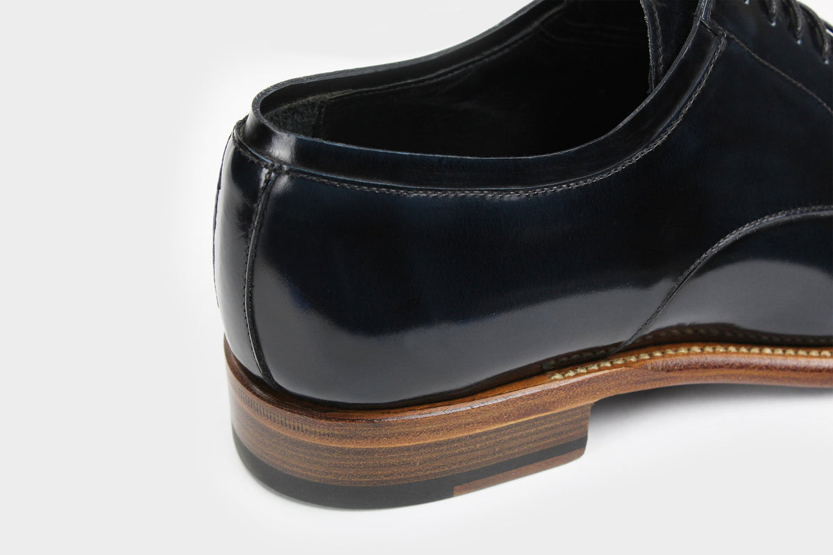 Bondeno Manno bespoke Derby in solid midnight blue calfskin, close-up of the heel