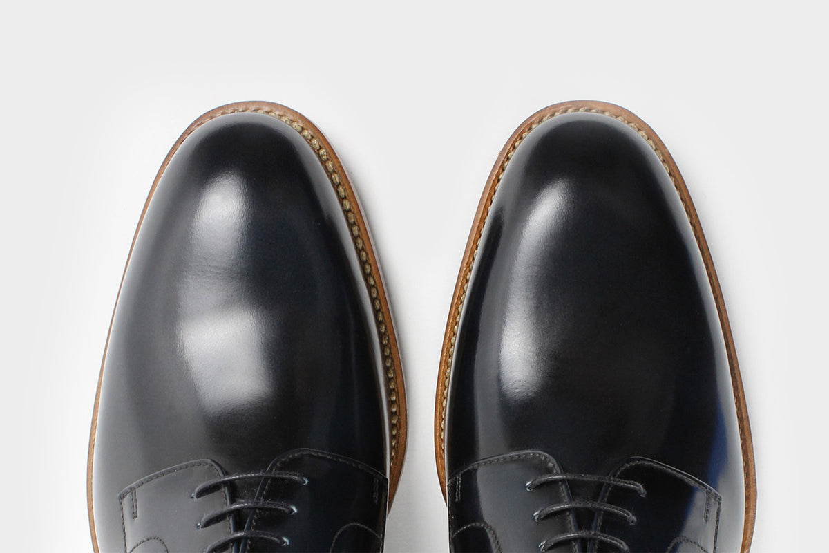 Bondeno Manno bespoke Derby in solid midnight blue calfskin, front view of the toes
