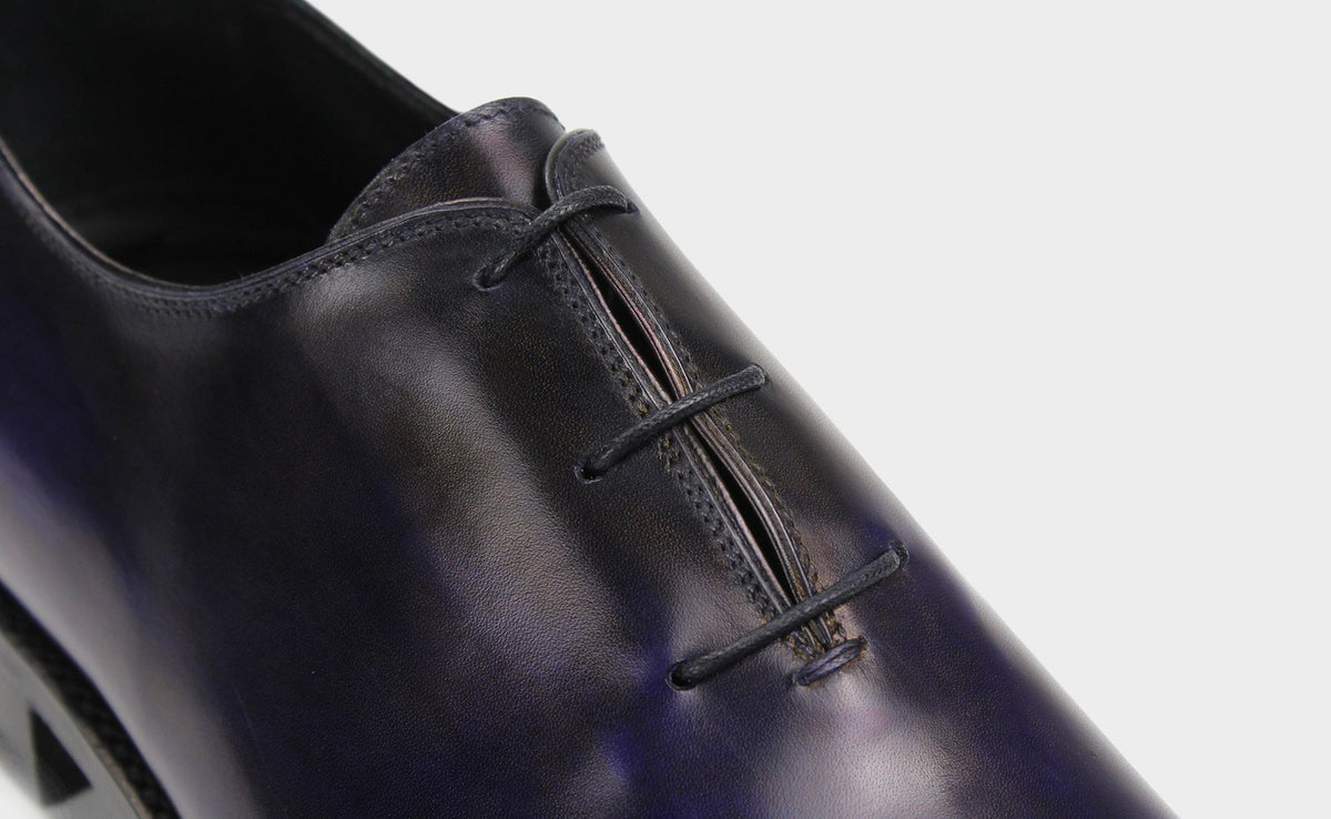 Bondeno Mateo bespoke wholecut Oxford in hand-painted violet calfskin, close-up of the lacing