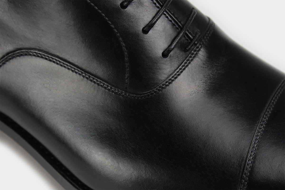 Bondeno Mauro bespoke cap-toe Oxford in black calfskin, close-up of the lacing