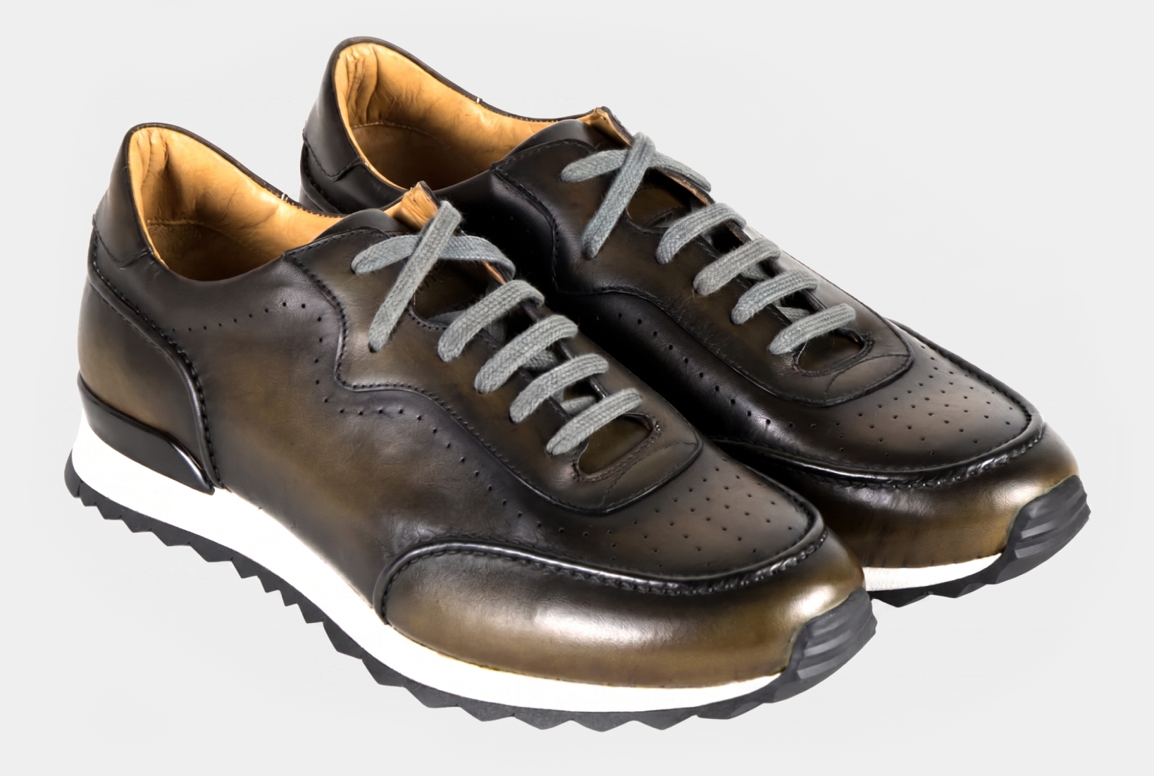 Bondeno bespoke sneakers in ortica side view diagonal
