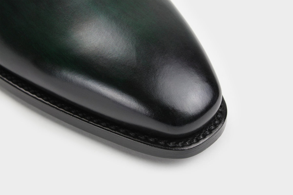 Bondeno Bruno bespoke wholecut Oxford in hand-painted pine green calfskin, close-up of the toe