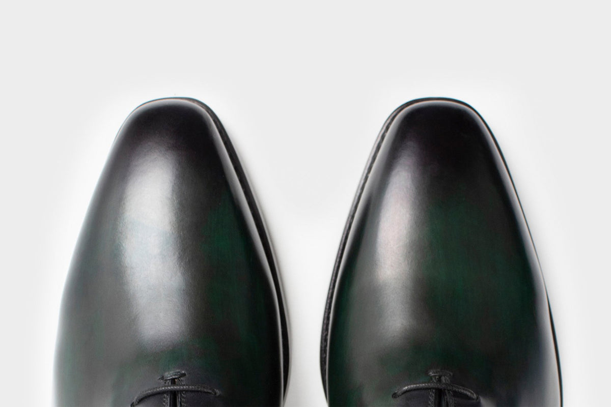 Bondeno Bruno bespoke wholecut Oxford in hand-painted pine green calfskin, front view of the toes