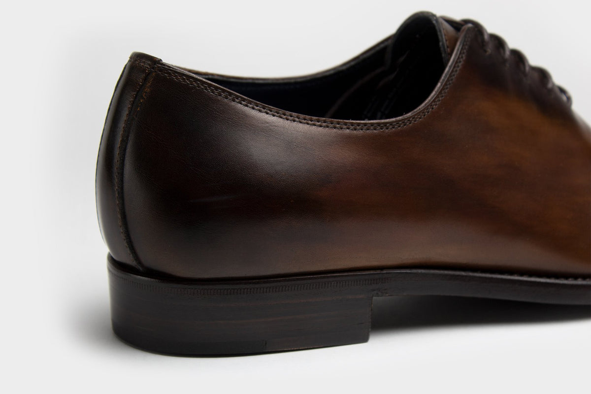 Bondeno Carlo bespoke wholecut Oxford in hand-painted brown calfskin, close-up of the heel