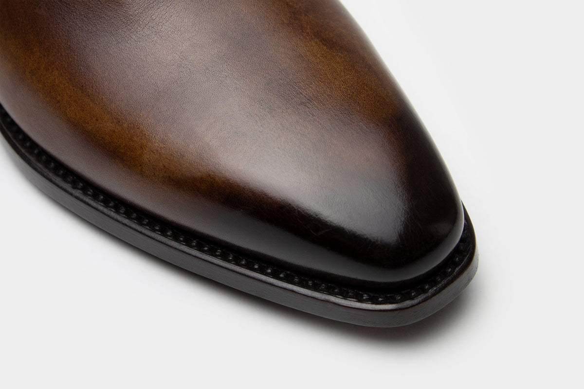 Bondeno Carlo bespoke wholecut Oxford in hand-painted brown calfskin, close-up of the toe
