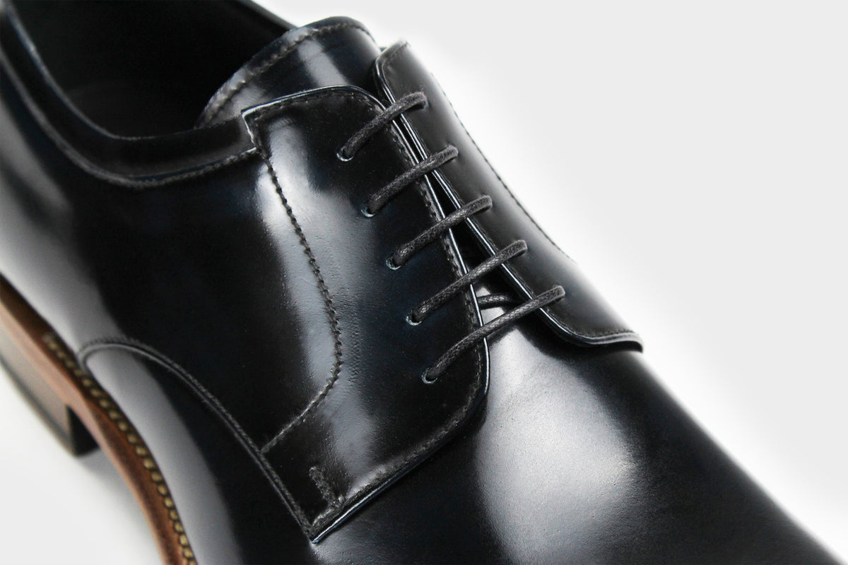 Bondeno Manno bespoke Derby in solid midnight blue calfskin, close-up of the lacing