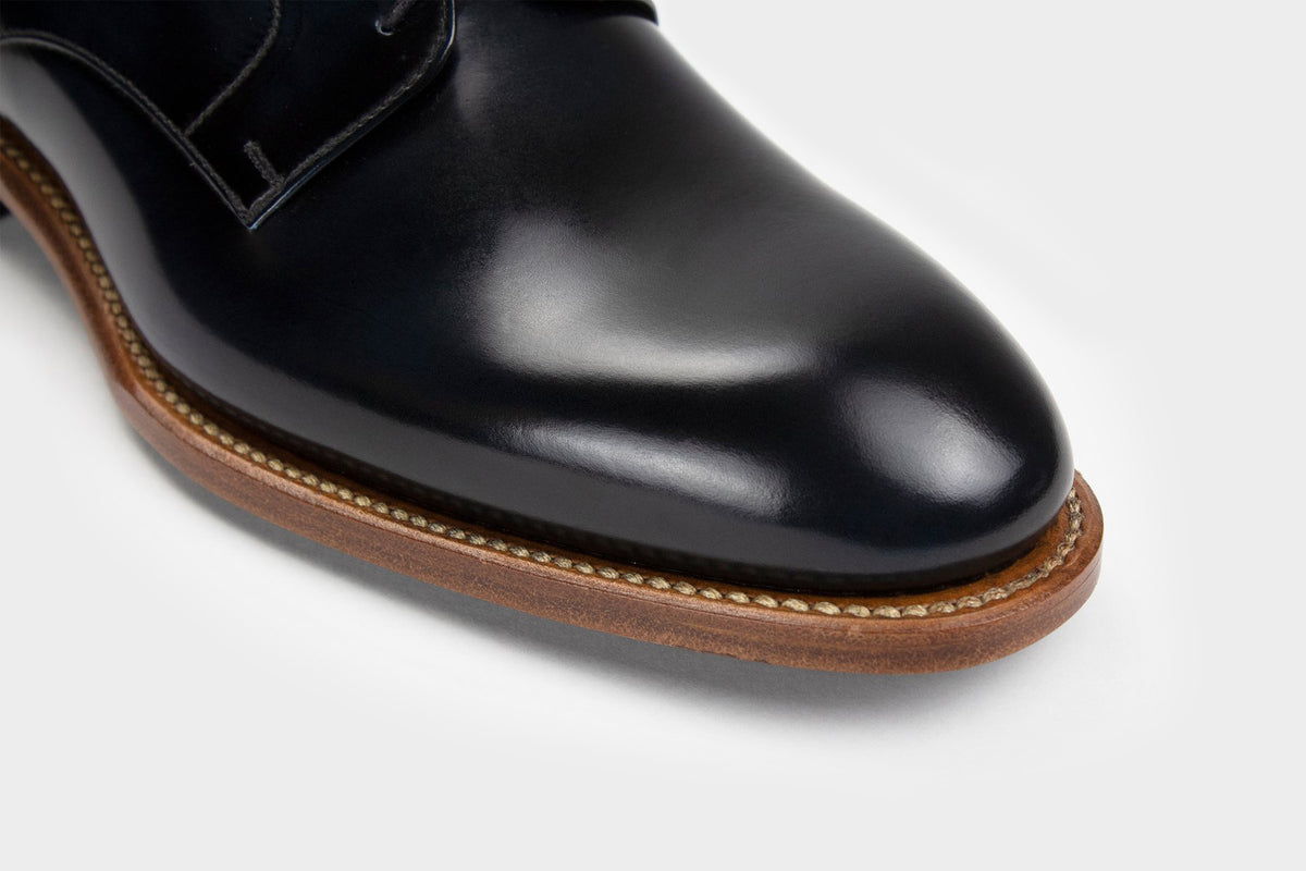 Bondeno Manno bespoke Derby in solid midnight blue calfskin, close-up of the toe