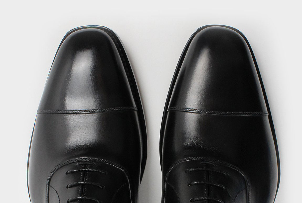 Bondeno Mauro bespoke cap-toe Oxford in black calfskin, front view of the toes