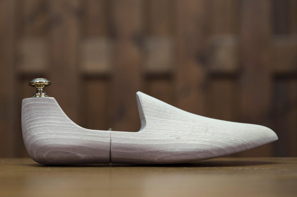 Bondeno bespoke shoe trees in pale beechwood with a metal knob, side view